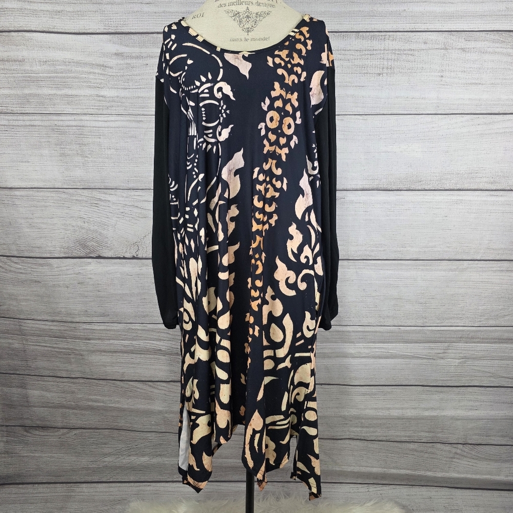 Simply Aster Black And Cream Paisley Patern Asymmetrical Long Sleeve Dress